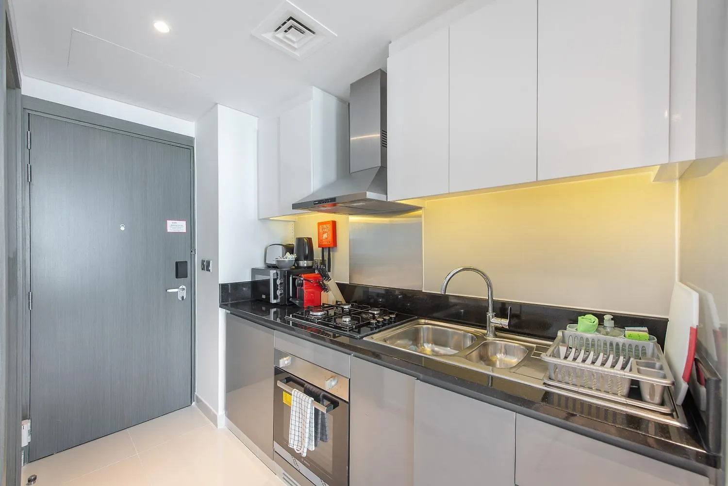 Cosmopolitan Studio Full Canal View By Suiteable Dubai