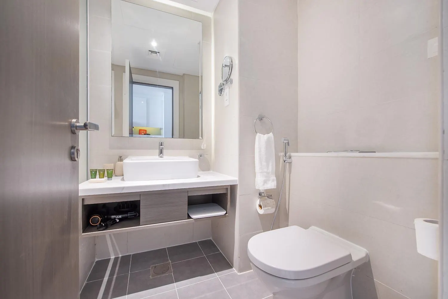 Cosmopolitan Studio Full Canal View By Suiteable Dubai Apartment