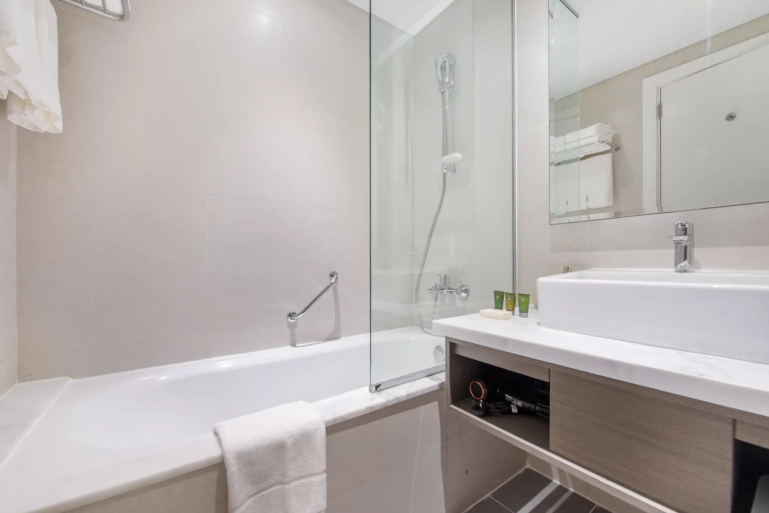 Cosmopolitan Studio Full Canal View By Suiteable Dubai United Arab Emirates