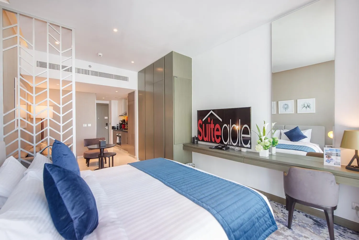 Cosmopolitan Studio Full Canal View By Suiteable Dubai Apartment